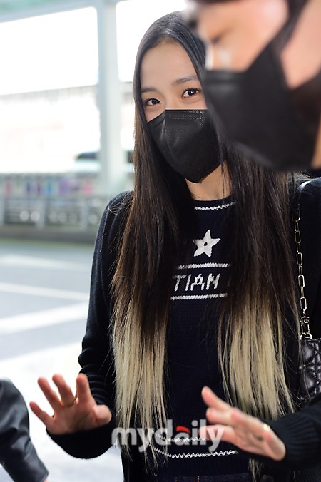 組圖：BLACKPINK金智秀飛往巴黎時裝週 挑染新發色現機場