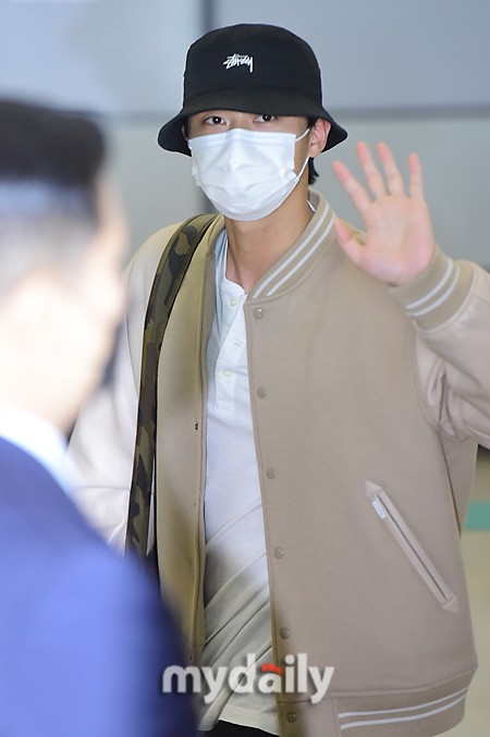 組圖：樸敘俊結束匈牙利拍攝回國 穿棒球衫帥氣有型