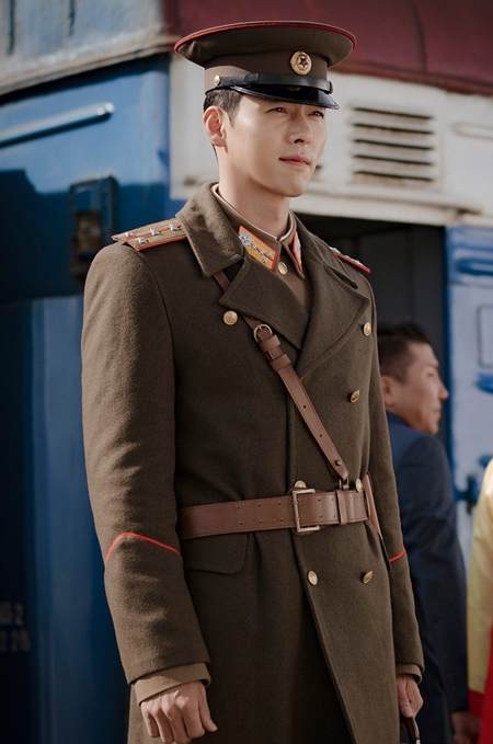 组图:玄彬《爱情的迫降》剧照公开 军官造型帅气俊朗