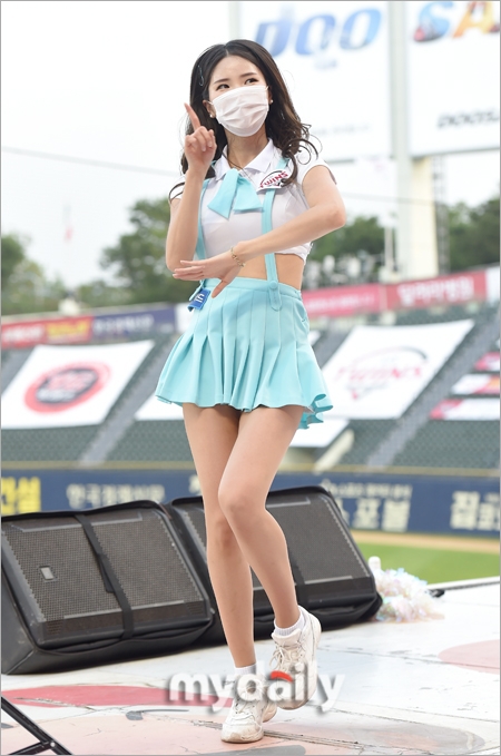 組圖：韓國啦啦隊美女戴口罩獻舞 穿迷你裙熱情不減