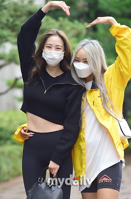 组图：SISTAR多顺孝琳合体亮相上班路 好姐妹亲密揽腰