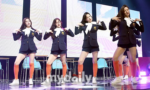 组图：韩女团Weeekly正式出道 穿校服裙青春洋溢