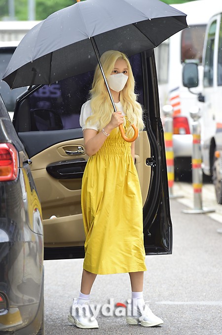 組圖：宇宙少女任多榮穿黃裙色彩明豔 雨中撐傘去上班