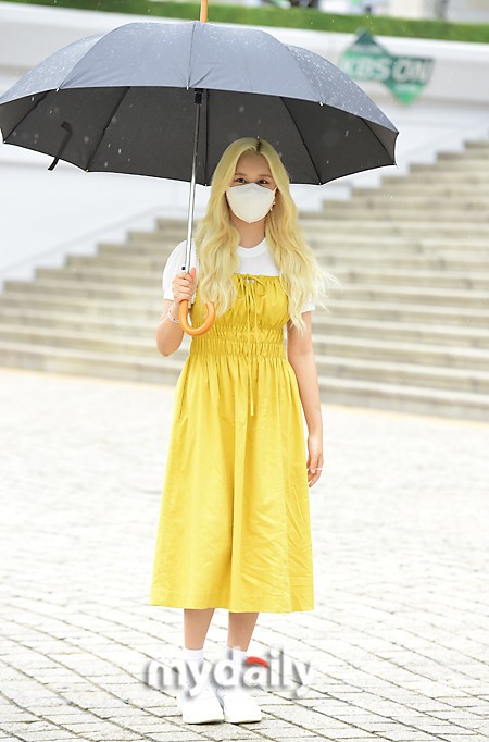 組圖：宇宙少女任多榮穿黃裙色彩明豔 雨中撐傘去上班