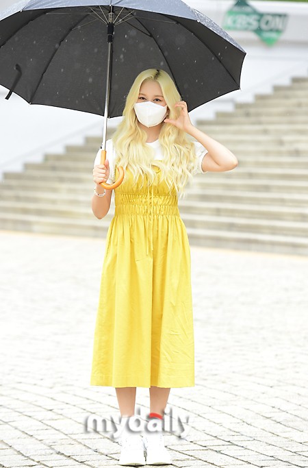 組圖：宇宙少女任多榮穿黃裙色彩明豔 雨中撐傘去上班