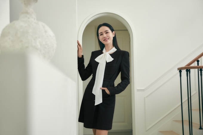 组图：孙艺珍结婚前拍春季写真 戴面纱笑容温柔养眼