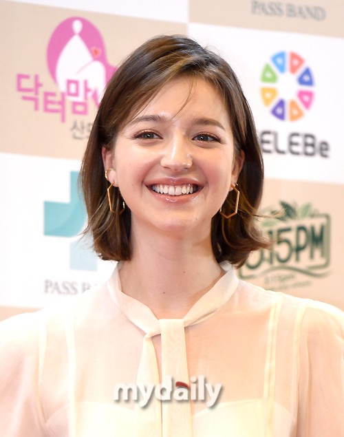 组图：韩女星洪秀雅穿白纱裙走红毯 亮相艺术文化人颁奖礼