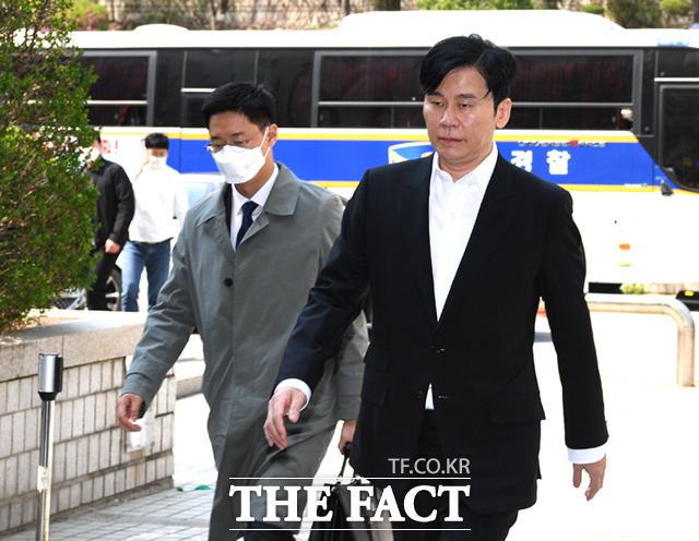 組圖：前YG老闆樑鉉錫出席庭審 因未帶口罩再惹爭議