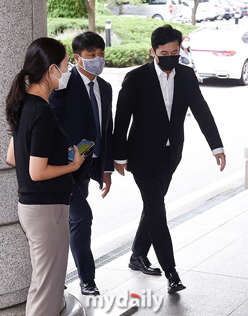 組圖：YG樑鉉錫賭博案開庭 穿西裝戴口罩現身法院