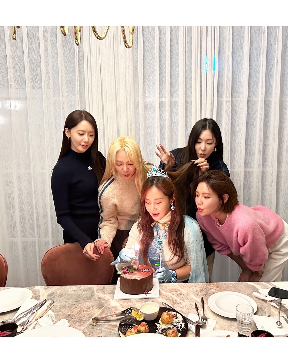 组图：少女时代成员为Yuri庆生 允儿秀英Tiffany孝渊出镜