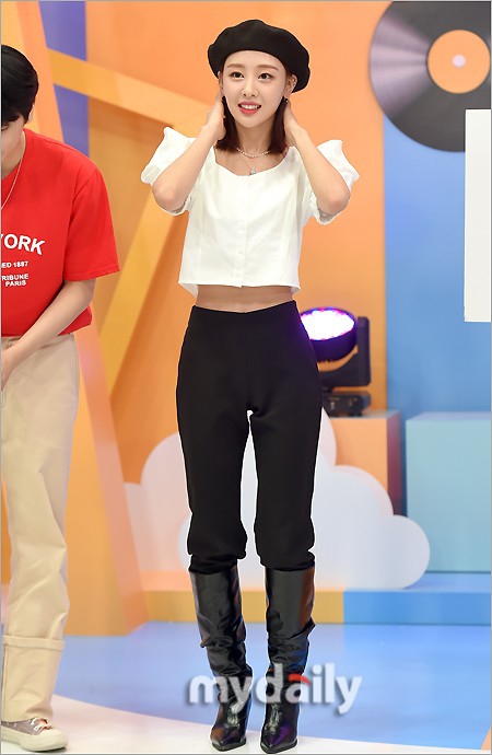 组图：本月少女成员Yves录节目 戴贝雷帽造型俏皮