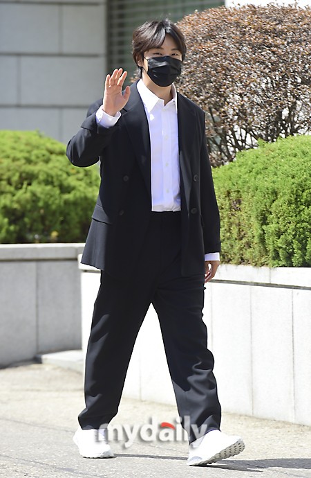 組圖：韓星尹施允出席新劇釋出會 休閒西裝顯寬大