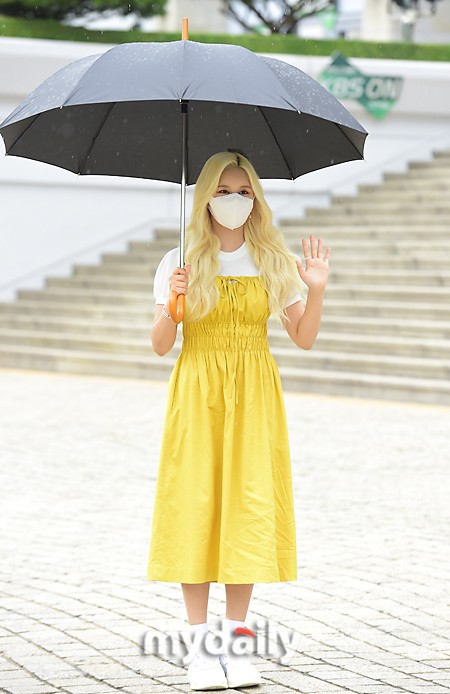 組圖：宇宙少女任多榮穿黃裙色彩明豔 雨中撐傘去上班