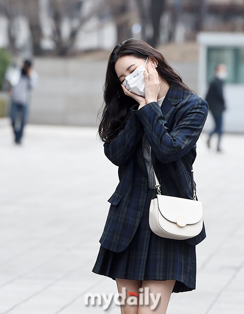 組圖：宣美穿學生短裙亮相上班路 初春天氣光腿不怕冷