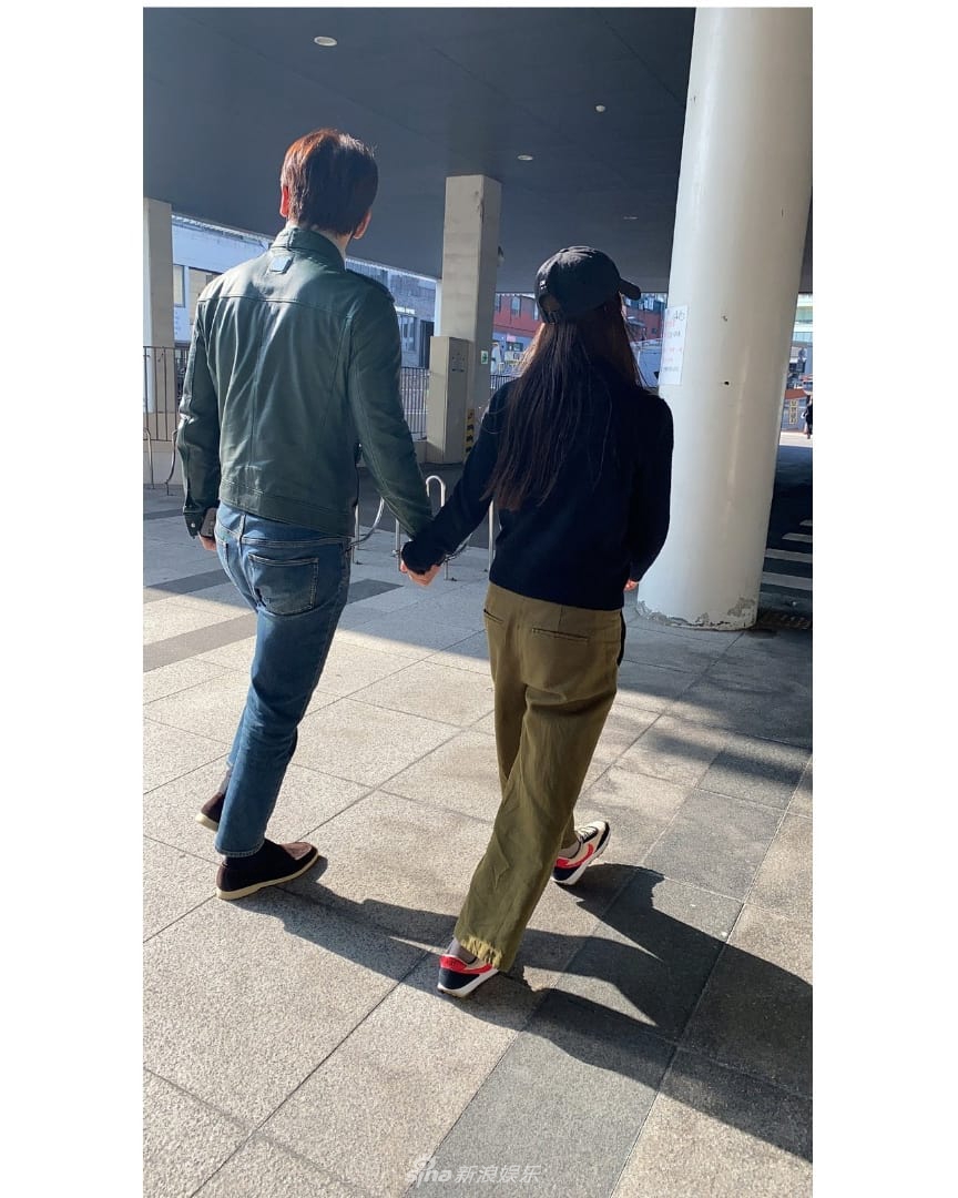 组图：Rain金泰希牵手散步画面甜 结婚近5年感情浓