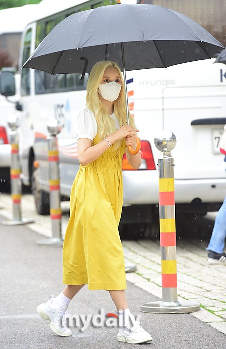 組圖：宇宙少女任多榮穿黃裙色彩明豔 雨中撐傘去上班