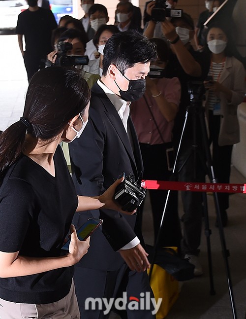 組圖：YG樑鉉錫賭博案開庭 穿西裝戴口罩現身法院
