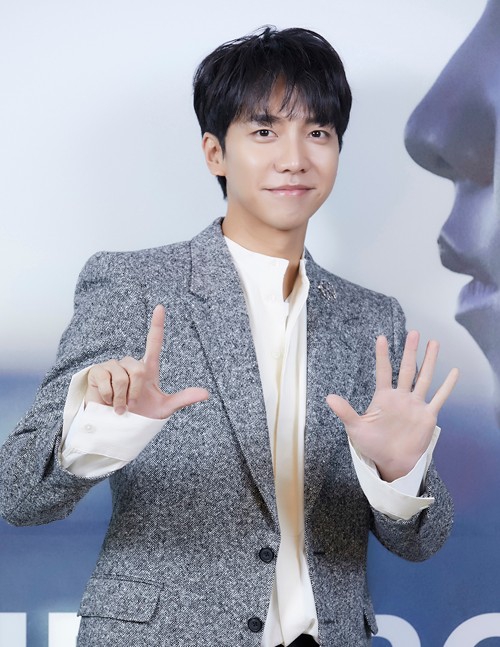 組圖：李昇基歌手迴歸發第七張專輯 黑白灰造型亮相釋出會