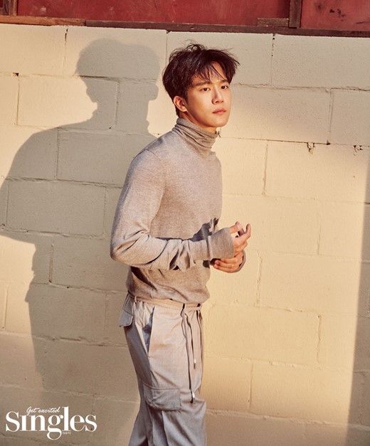 组图:韩星河锡辰拍摄时尚写真 目光温暖又坚定