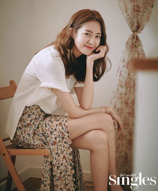 组图:韩女星李枖原拍夏季宣传写真 气质恬静柔美