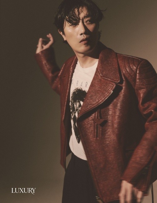 组图：《我的名字》朴熙顺登杂志气质超酷有个性