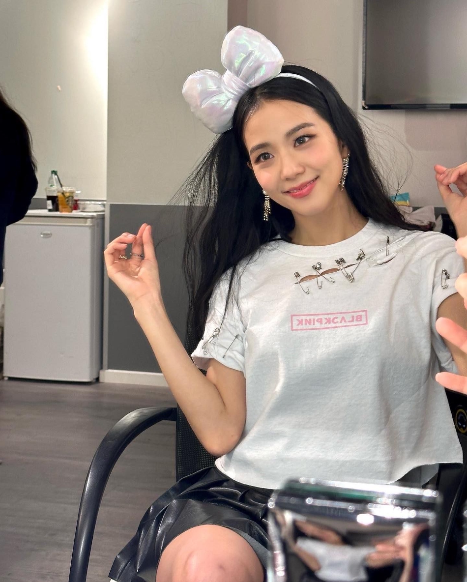 組圖：BLACKPINK金智秀對鏡自拍 戴蝴蝶結髮箍比V笑容甜