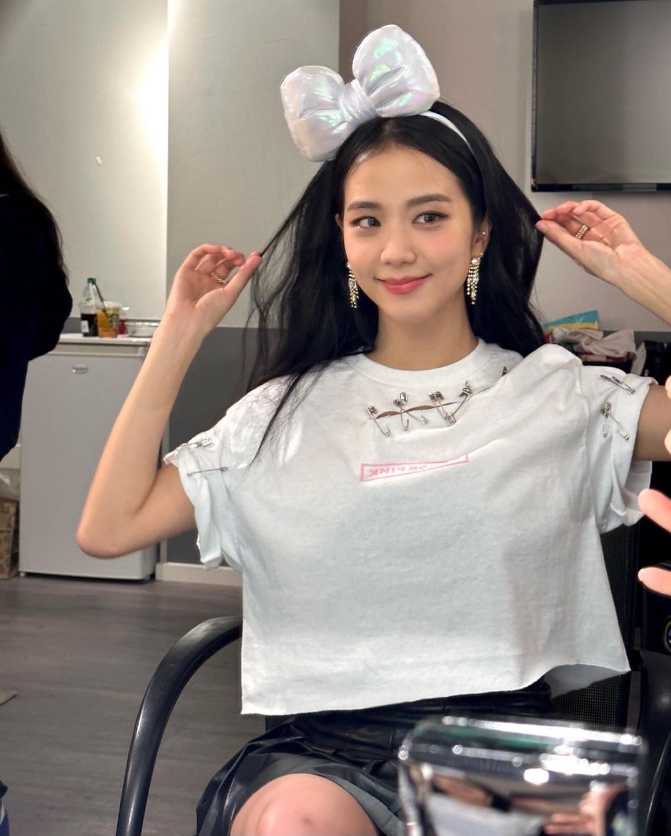 組圖：BLACKPINK金智秀對鏡自拍 戴蝴蝶結髮箍比V笑容甜