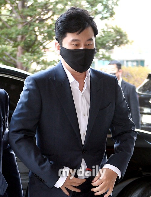 組圖：YG娛樂原代表樑鉉錫出席庭審 被判處罰款9萬元