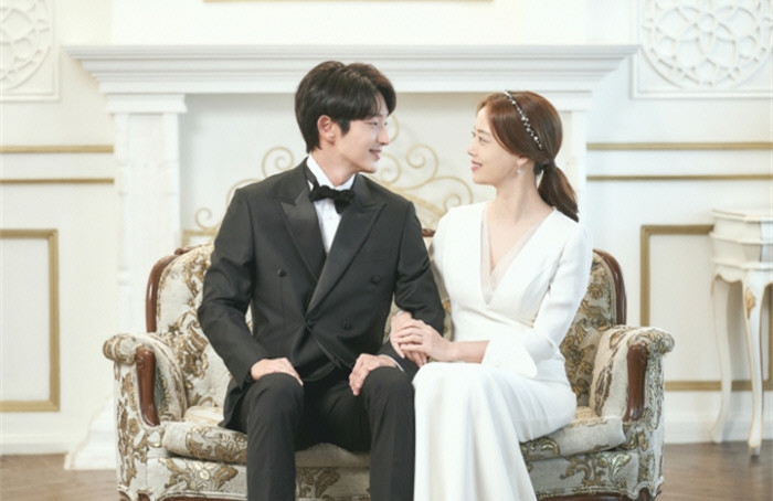 組圖：《惡之花》將迎大結局 李準基文彩元婚紗照公開