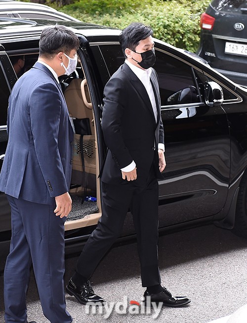 組圖：YG樑鉉錫賭博案開庭 穿西裝戴口罩現身法院