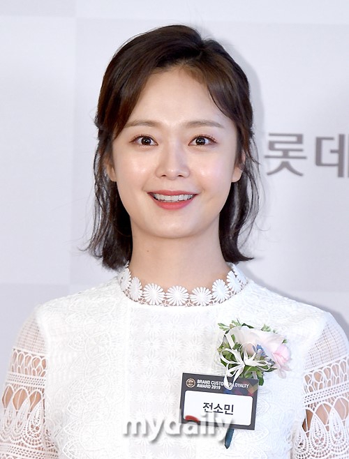 1/ 14新浪娱乐讯 4月17日下午,全昭旻等韩国艺人