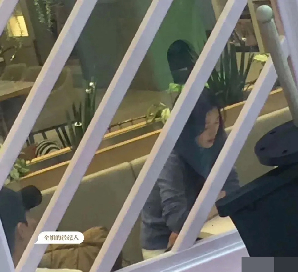 組圖：全智賢帶娃外出打扮隨意 兒子側臉曝光可愛俊朗