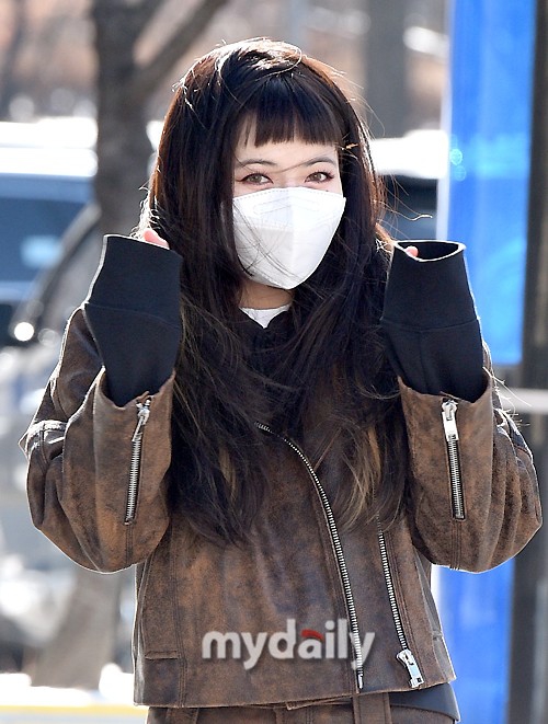 组图：泫雅亮相上班路 寒风中穿短裙露大腿