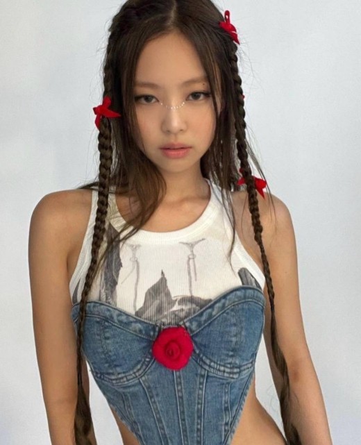 組圖：JENNIE曬拍攝花絮照 穿挖洞連體牛仔裝秀纖腰