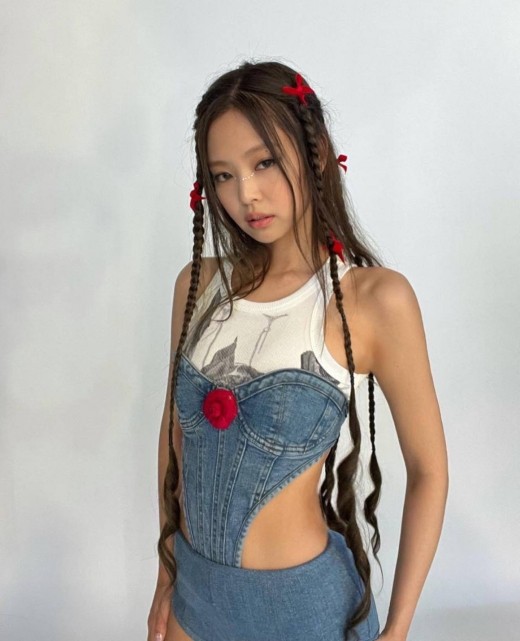 組圖：JENNIE曬拍攝花絮照 穿挖洞連體牛仔裝秀纖腰