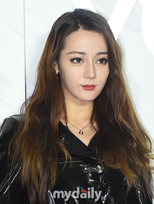 组图迪丽热巴亮相韩国出席活动红唇电眼美艳迷人