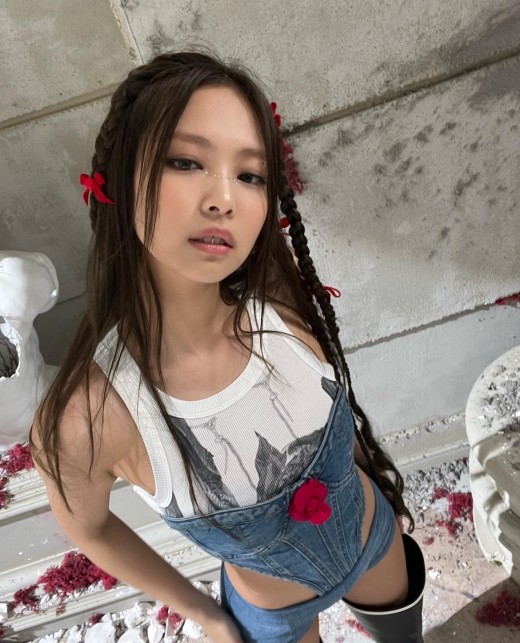 組圖：JENNIE曬拍攝花絮照 穿挖洞連體牛仔裝秀纖腰