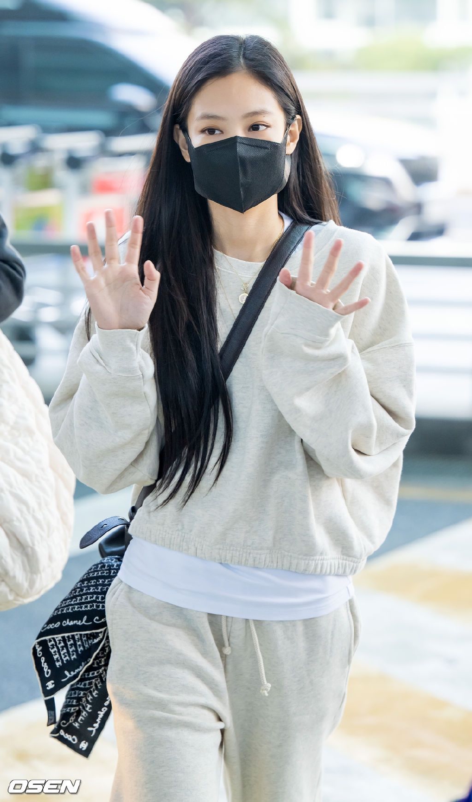 组图：BLACKPINK出发飞往美国巡演 成员黑白造型穿很暖