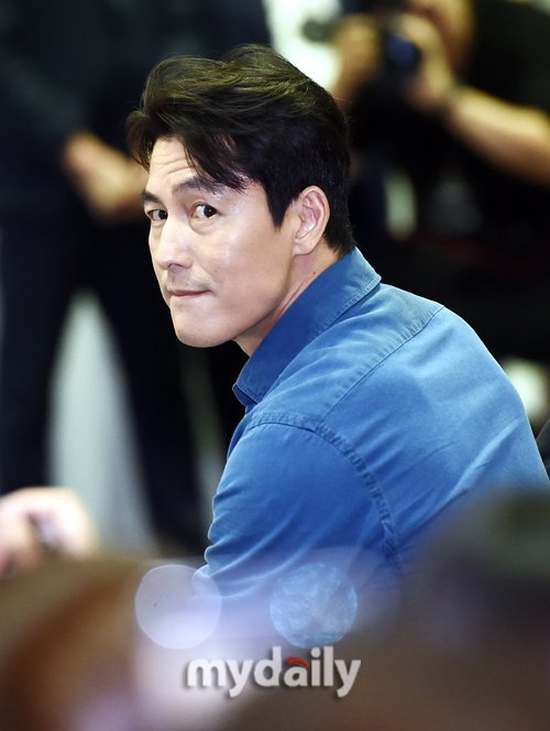 组图:郑雨盛首尔出席个人随笔集发布会 凸显成熟稳重男人气质