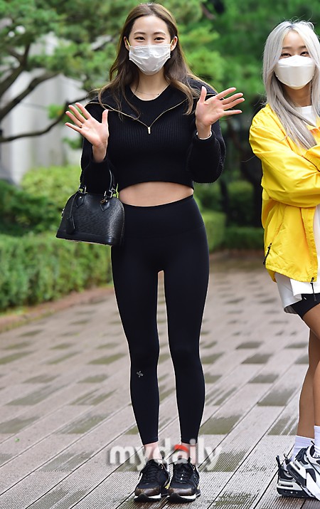 組圖：SISTAR多順孝琳合體亮相上班路 好姐妹親密攬腰