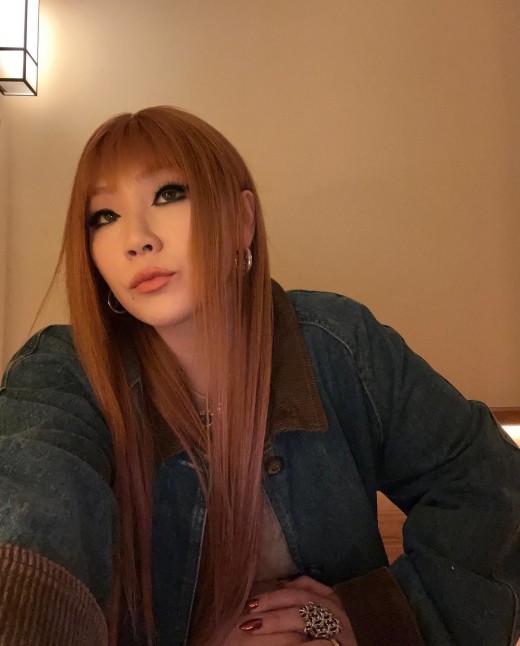组图：前2NE1成员CL晒近照自拍 浓眼线妆容显个人风格