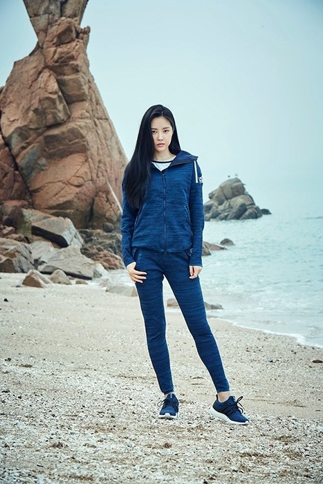 组图:apink孙娜恩再拍运动写真 海边展活力动感