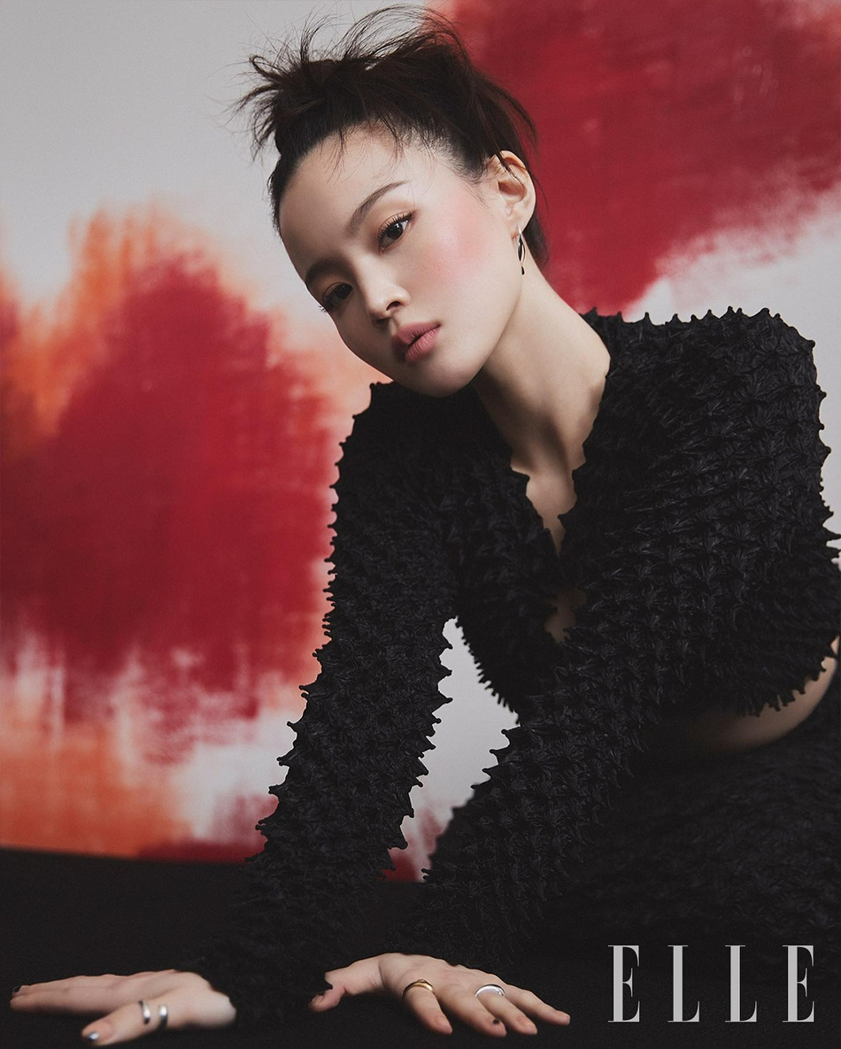 組圖：韓歌手李遐怡美妝風格寫真 紅黑雙色顯成熟魅力