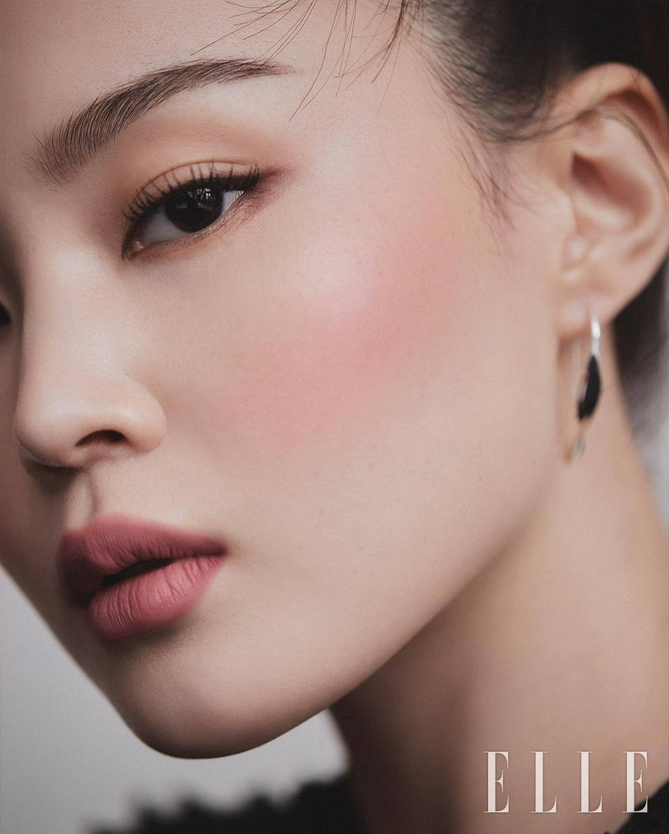 組圖：韓歌手李遐怡美妝風格寫真 紅黑雙色顯成熟魅力