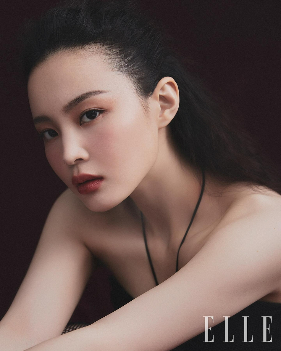 組圖：韓歌手李遐怡美妝風格寫真 紅黑雙色顯成熟魅力