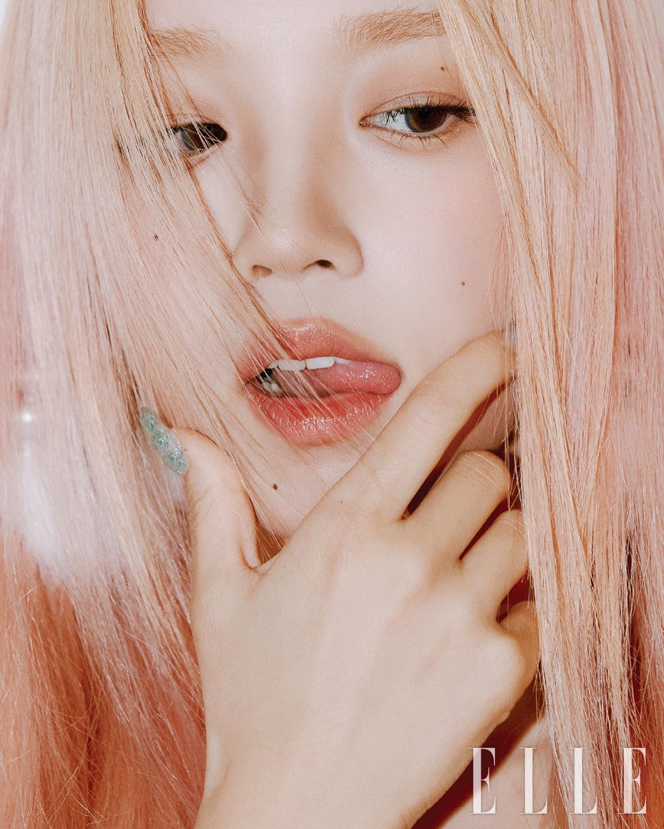 組圖：宋雨琦登韓版《ELLE》拍畫報 粉發露纖腰溫柔可人