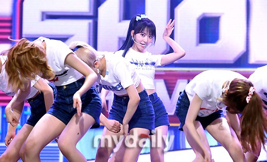 組圖：韓女團IZONE登打歌舞臺奪冠 穿白T恤短褲活力四射