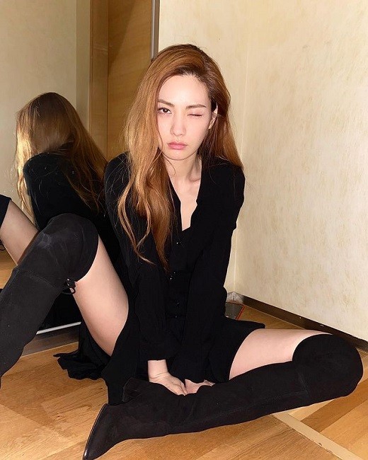 組圖：韓女星NANA晒近照 穿黑色緊身衣大長腿迷人