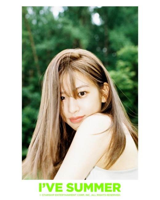 組圖：IVE公佈新單曲夏日主題宣傳照 綠草沙灘氛圍怡人