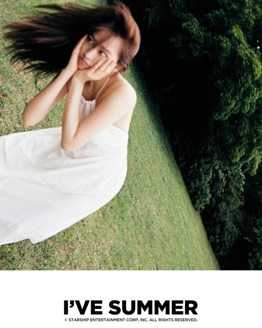 組圖：IVE公佈新單曲夏日主題宣傳照 綠草沙灘氛圍怡人